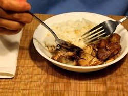 Duh! Pria Ini Ketahuan Selingkuh Gegara Makan Pakai Garpu dan Sendok