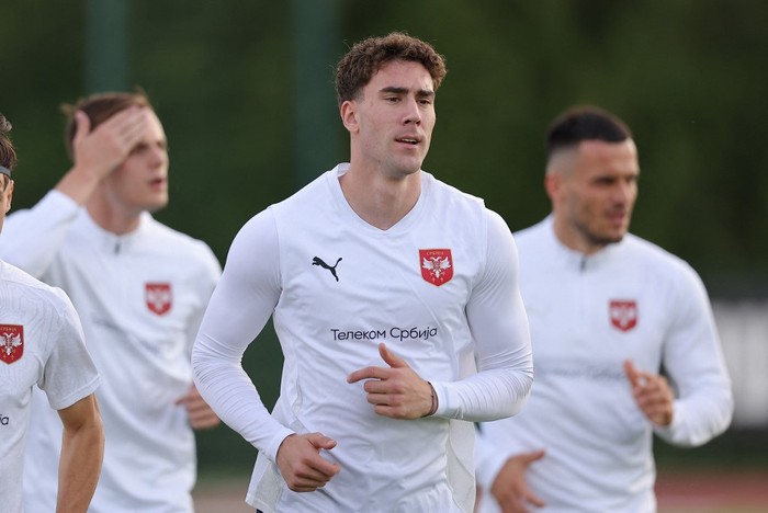 Serbias forward Dusan Vlahovic warms up during a training session as part of the teams preparation for the upcoming UEFA Euro 2024 European football Championship, in Stara Pazova near Belgrade on June 1, 2024. (Photo by PEDJA MILOSAVLJEVIC / AFP)