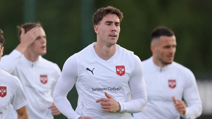Serbias forward Dusan Vlahovic warms up during a training session as part of the teams preparation for the upcoming UEFA Euro 2024 European football Championship, in Stara Pazova near Belgrade on June 1, 2024. (Photo by PEDJA MILOSAVLJEVIC / AFP)