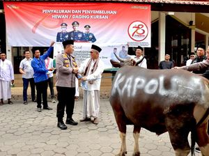 Kapolda Jatim Kurban 10 Sapi dan 17 Kambing untuk Warga Banyuwangi Kapolda Jatim Kurban 10 Sapi dan 17 Kambing untuk Warga Banyuwangi
