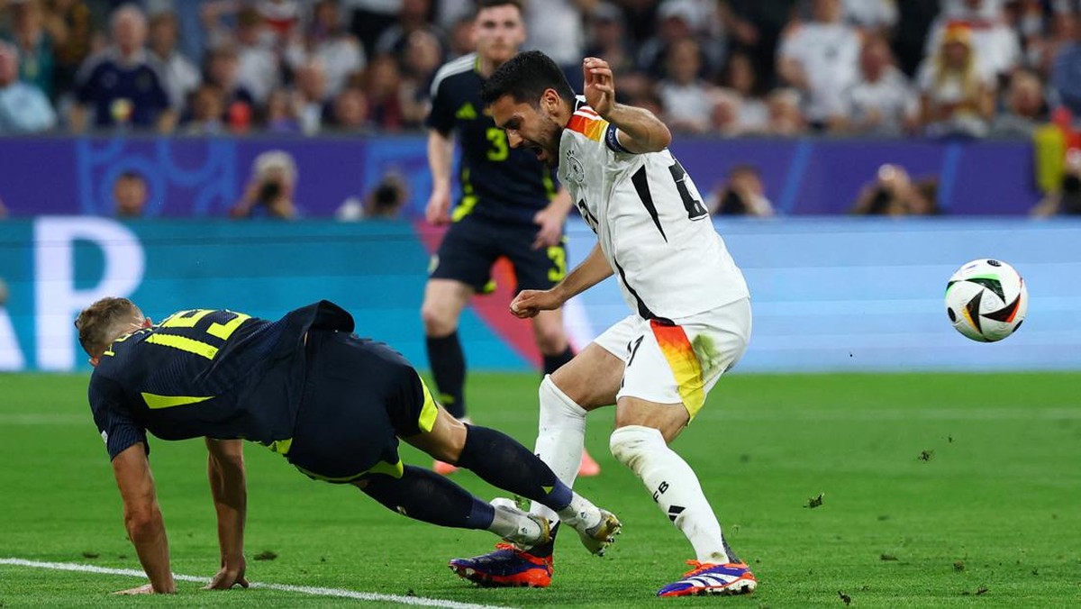 Momen Ilkay Guendogan kena tekel horor di laga Jerman vs Skotlandia. (Foto: Kai Pfaffenbach/REUTERS)