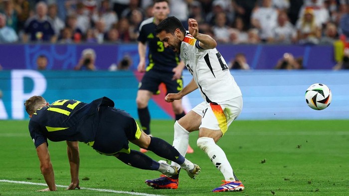 Soccer Football - Euro 2024 - Fans in Glasgow gather for Germany v Scotland - Glasgow, Scotland, Britain - June 14, 2024 Scotlands Ryan Porteous in action with Germanys Ilkay Gundogan before a VAR review and possible penalty REUTERS/Kai Pfaffenbach  Refile - Correcting event