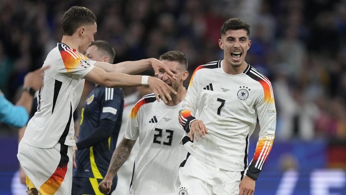APTOPIX Germanys Kai Havertz celebrates with Florian Wirtz after scoring his sides third goal during a Group A match between Germany and Scotland at the Euro 2024 soccer tournament in Munich, Germany, Friday, June 14, 2024. (AP Photo/Matthias Schrader)