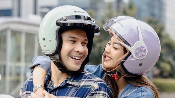 7 Foto Mesra Jonathan Frizzy & Ririn Dwi Ariyanti, Bikin Love Sign - Pelukan