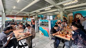 Favorit di Sudirman! Kantin Karyawan 4 Lantai Isi 74 Makanan Kaki Lima