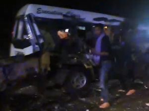 Tabrakan Beruntun Mobil Elf dan 2 Truk di Jember, Penumpang Terlempar