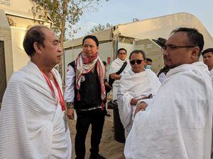 Ketua Komisi VIII DPR Bertemu Menag Yaqut di Arafah Ketua Komisi VIII DPR Bertemu Menag Yaqut di Arafah