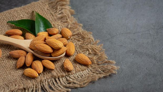 Konsumsi kacang almond bisa membantu menurunkan berat badan/foto: freepik.com/Jcomp
