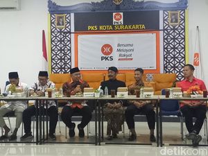 Malam-malam DPC PDIP Solo Kunjungi Kantor PKS Bahas Pilwalkot Malam-malam DPC PDIP Solo Kunjungi Kantor PKS Bahas Pilwalkot