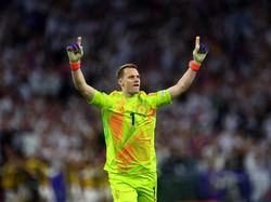 Manuel Neuer Gabut Lawan Skotlandia, eh Dibobol Kawan Sendiri!