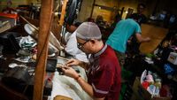 Melihat Pembuatan Perhiasan di Pasar Baru Jakarta