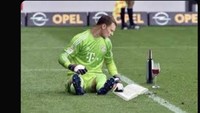 Meme ini menggambarkan Manuel Neuer menunggu laga kontra Skotlandia berakhir dengan membaca buku dan minum anggur. (Foto: Twitter)