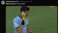 Kalau kata meme ini, Manuel Neuer main bola sambil menelepon pakai handphone lawan Skotlandia. (Foto: Twitter)