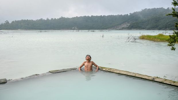 Wisatawan menikmati panorama Kawah Talaga Bodas di Kabupaten Garut, Jawa Barat, Sabtu (15/6/2024). Pengelola wilayah rekreasi Kawah Talaga Bodas menyatakan, pada hari pertama libur panjang Idul Adha 1445 H rekreasi di Talaga Bodas masih terpantau sepi dan diperkirakan lonjakan hadirin akan terjadi pada Senin (17/6/2024) dan Selasa (18/6/2024). ANTARA FOTO/Raisan Al Farisi/aww.