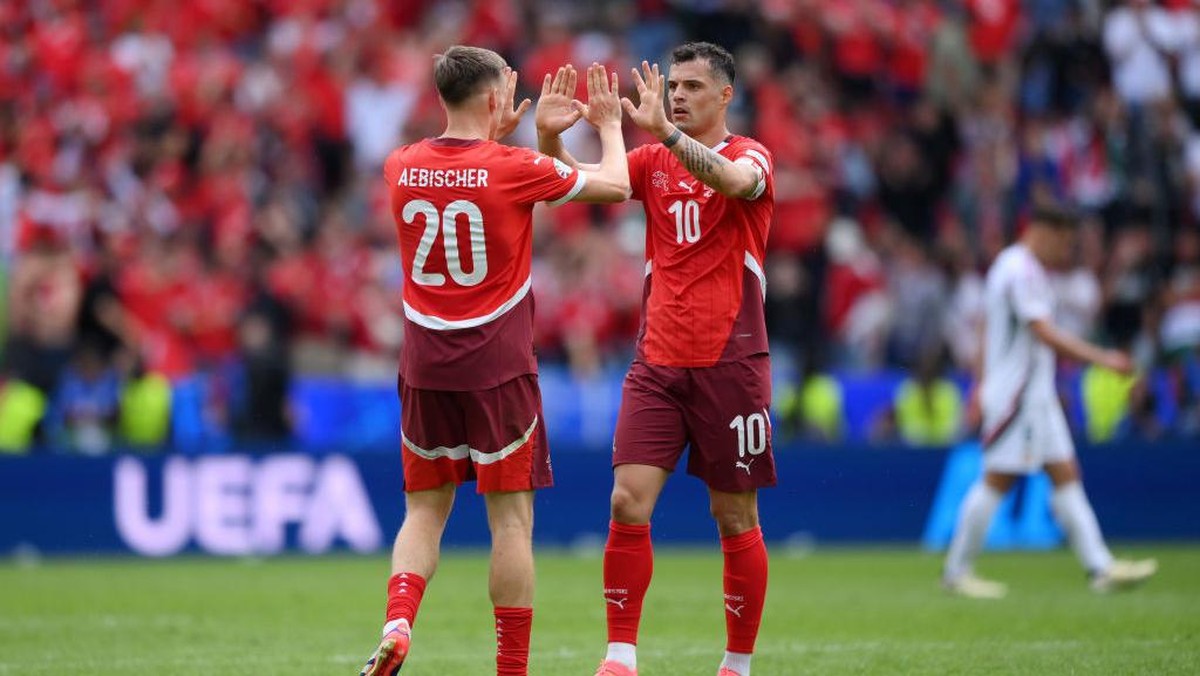 Michel Aebischer (kiri) dan Granit Xhaka merayakan kemenangan Swiss. Foto: Getty Images/Justin Setterfield