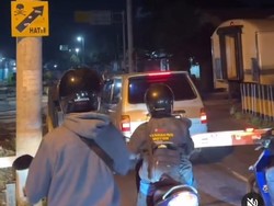 Viral, Mobil Santuy Berhenti di Area Perlintasan Kereta Api Klaten