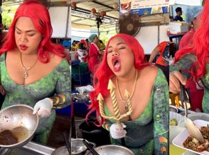 Nyentrik! Penjual Tiram Cosplay Jadi Ariel Putri Duyung yang Seksi Nyentrik! Penjual Tiram Cosplay Jadi Ariel Putri Duyung yang Seksi