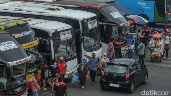 Penampakan Terminal Bekasi Ramai Pemudik Libur Panjang Idul Adha