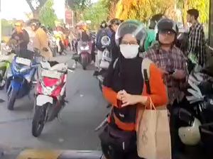 Motor Menumpuk di Pintu Masuk Bandara Makassar gegara Wajib Bayar Non Tunai Motor Menumpuk di Pintu Masuk Bandara Makassar gegara Wajib Bayar Non Tunai