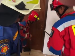 Momen Damkar Selamatkan Balita yang Terkunci di Kamar Momen Damkar Selamatkan Balita yang Terkunci di Kamar