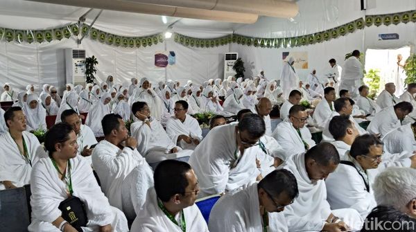 Potret Jemaah Haji Maktour Laksanakan Wukuf di Arafah