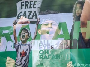 Potret Warga Gelar Aksi Bela Palestina di Tugu Proklamasi