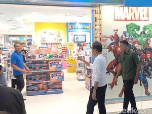 Jokowi Ngemal Bareng Cucu di Solo, Kasih Kode Ini Saat Jan Ethes Minta Mainan Jokowi Ngemal Bareng Cucu di Solo, Kasih Kode Ini Saat Jan Ethes Minta Mainan