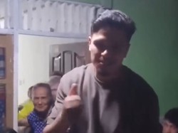 Momen Ragnar Oratmangoen Pulang Kampung ke Maluku Disambut Hangat Warga