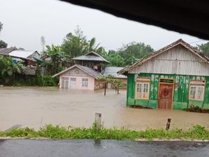 Banjir di Banggai Laut Rendam 111 Rumah, 17 Kepala Keluarga Mengungsi Banjir di Banggai Laut Rendam 111 Rumah, 17 Kepala Keluarga Mengungsi
