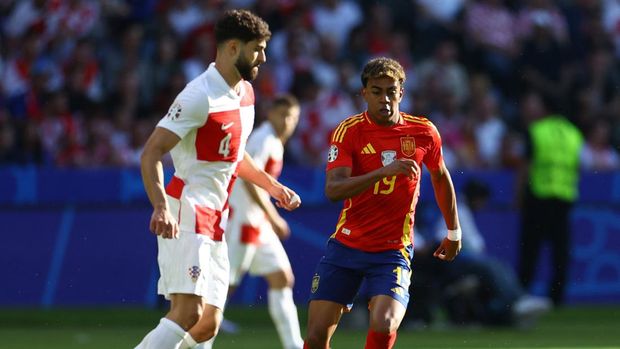 Spanyol vs Kroasia Soccer Football - Euro 2024 - Group B - Spain v Croatia - Berlin Olympiastadion, Berlin, Germany - June 15, 2024 Croatia's Josko Gvardiol in action with Spain's Lamine Yamal REUTERS/Lisi Niesner