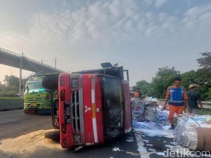 Truk Bawa Barang Bekas Terguling di Jalan Tol Purbaleunyi Cimahi Truk Bawa Barang Bekas Terguling di Jalan Tol Purbaleunyi Cimahi