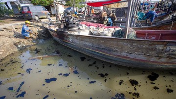 Tumpahan Minyak Mentah Cemari Sungai di Indramayu