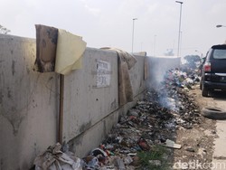 Jorok! Sampah Menumpuk di Area Flyover Ciroyom Bandung