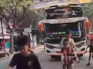 Detik-detik Bocah Terlindas Bus Telolet di Tangerang Detik-detik Bocah Terlindas Bus Telolet di Tangerang