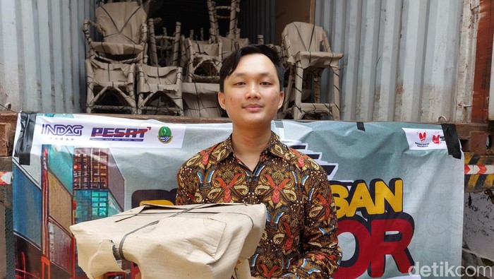 Vladimir Diki Santoso (24) di saat mengambarkan hasil bikinan mebel  rotan mutu ekspor
