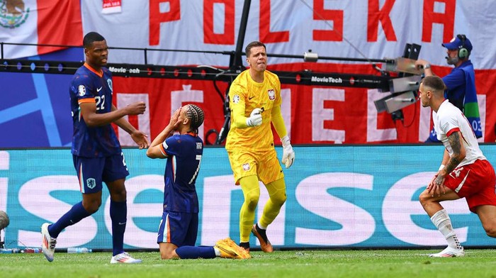 HAMBURG, GERMANY - JUNE 16: Wojciech Szczesny of Poland reacts during the UEFA EURO 2024 group stage match between Poland and Netherlands at Volksparkstadion on June 16, 2024 in Hamburg, Germany.(Photo by PressFocus/MB Media/Getty Images)