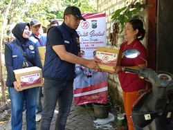 Polisi Bojonegoro Bagikan Bansos Door to Door ke Rumah Warga