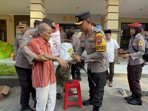 Polisi Bagikan 1.000 Paket Sembako ke Warga dan Disabilitas Kota Kediri Polisi Bagikan 1.000 Paket Sembako ke Warga dan Disabilitas Kota Kediri