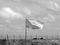 Asal-usul dan Makna Pengibaran Bendera Putih Jadi Simbol Menyerah