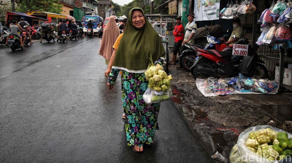 Berburu Kulit Ketupat Jelang Idul Adha Berburu Kulit Ketupat Jelang Idul Adha