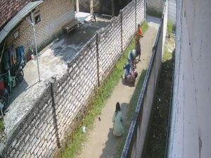 Detik-detik Pria Bangkalan Gelap Mata Bacok Debt Collector