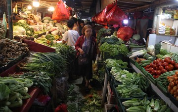 Emak-emak Berburu Bahan Dapur untuk Sambut Idul Adha