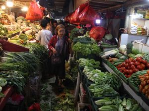 Emak-emak Berburu Bahan Dapur untuk Sambut Idul Adha