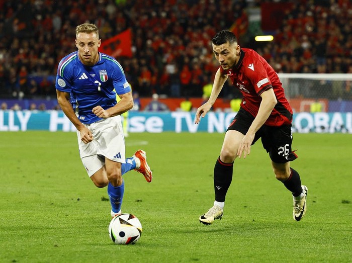 Soccer Football - Euro 2024 - Group B - Italy v Albania - Dortmund BVB Stadion, Dortmund, Germany - June 15, 2024 Italys Davide Frattesi in action with Albanias Arber Hoxha REUTERS/Leon Kuegeler