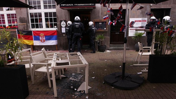 Soccer Football - Euro 2024 - Fans gather before England v Serbia - Gelsenkirchen, Germany - June 16, 2024 Police officers secure the area after clashes between fans ahead of the match  REUTERS/Thilo Schmuelgen
