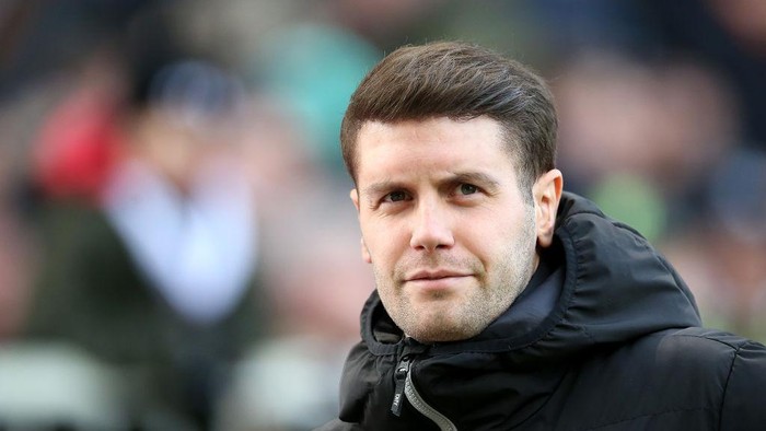 Fabian Hurzeler HAMBURG, GERMANY - DECEMBER 17: Fabian Hurzeler, Manager of of FC St. Pauli looks on prior to the Second Bundesliga match between FC St. Pauli and SV Wehen Wiesbaden at Millerntor Stadium on December 17, 2023 in Hamburg, Germany. (Photo by Cathrin Mueller/Getty Images)