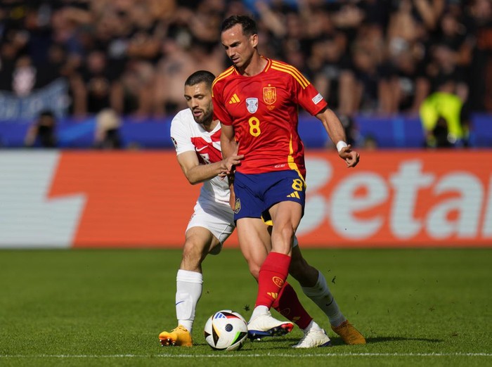 Spains Fabian Ruiz, right, fights for the ball with Croatias Mateo Kovacic during a Group B match between Spain and Croatia at the Euro 2024 soccer tournament in Berlin, Germany, Saturday, June 15, 2024. (AP Photo/Manu Fernandez)