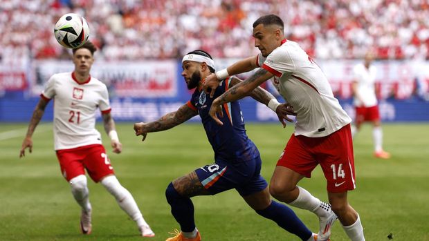 (From L) Netherlands' forward #10 Memphis Depay (L) fights for the ball with Poland's defender #14 Jakub Kiwior during the UEFA Euro 2024 Group D football match between Poland and the Netherlands at the Volksparkstadion in Hamburg on June 16, 2024. (Photo by Odd ANDERSEN / AFP)