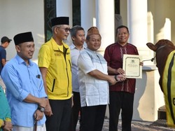 PWNU dan Muhammadiyah Jatim Terima Hewan Kurban dari Golkar