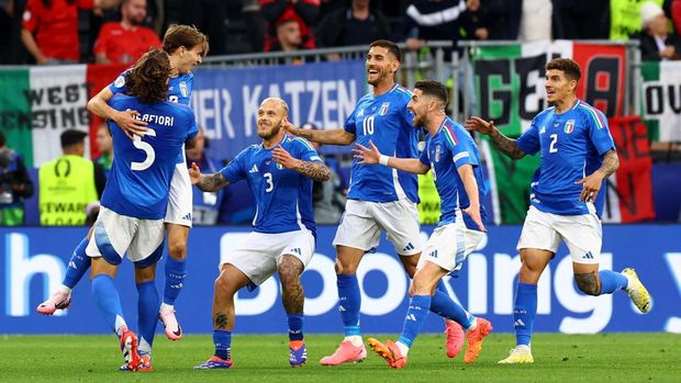 Soccer Football - Euro 2024 - Group B - Italy v Albania - Dortmund BVB Stadion, Dortmund, Germany - June 15, 2024  Italy's Nicolo Barella celebrates scoring their second goal with teammates REUTERS/Bernadett Szabo